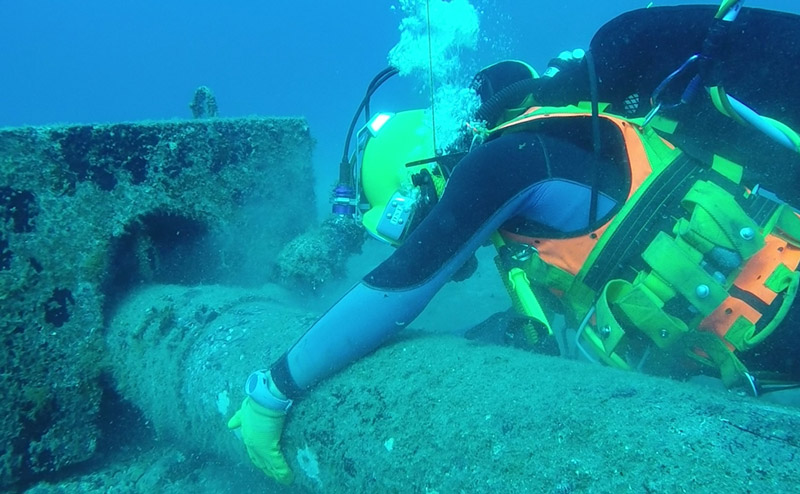Buzo inspeccionando emisario submarino